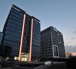 Największa biało?czerwona flaga powstała na jednym z budynków Olivia Business Center w Gdańsku z okazji Dnia Flagi Rzeczpospolitej Polskiej